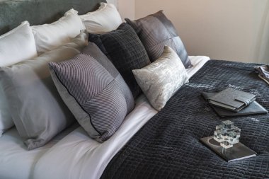 Yatağında yastıklar olan modern yatak odası tarzı, iç dizayn konsepti dekorasyonu