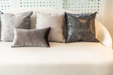 Kanepe ve yastıklı klasik oturma odası tarzı, iç dekorasyon konsepti.