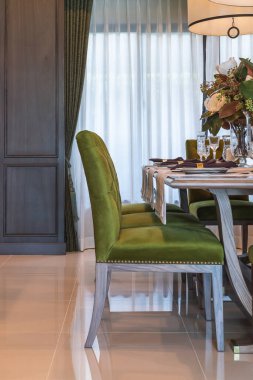 Evde masa seti olan klasik yemek odası tarzı, iç tasarım dekorasyon konsepti.