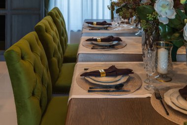 Evde masa seti olan klasik yemek odası tarzı, iç tasarım dekorasyon konsepti.