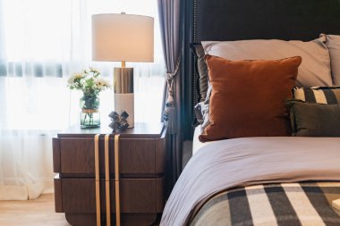 Yatak ve yastıklı klasik yatak odası tarzı, iç tasarım dekorasyonu.