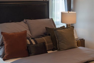 Yatak ve yastıklı klasik yatak odası tarzı, iç tasarım dekorasyonu.