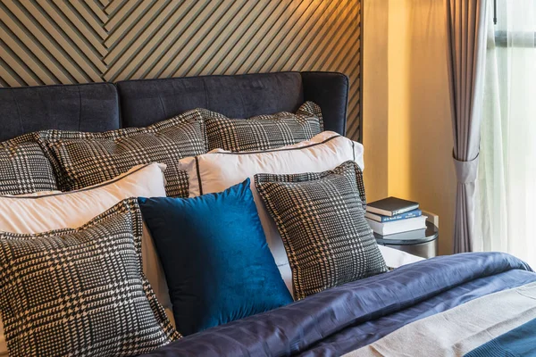 ベッドの上に枕のセットとモダンなベッドルームスタイル インテリアデザインのコンセプトの装飾 — ストック写真