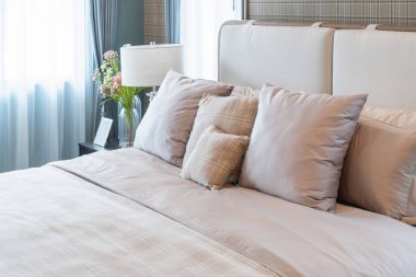 Yatak ve yastıklı klasik yatak odası tarzı, iç tasarım dekorasyonu.