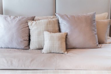 Yatak ve yastıklı klasik yatak odası tarzı, iç tasarım dekorasyonu.