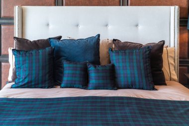 Yatak ve yastıklı klasik yatak odası tarzı, iç tasarım dekorasyonu.