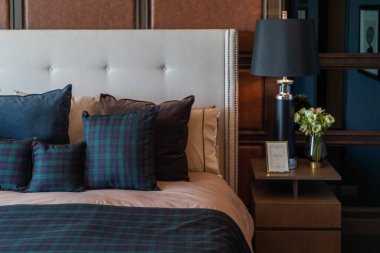 Yatak ve yastıklı klasik yatak odası tarzı, iç tasarım dekorasyonu.