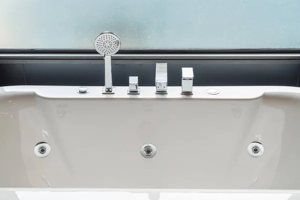 Moderne Weiße Badewanne Mit Geräten Der Aromatherapie Hause Innenarchitektur Dekoration — Stockfoto
