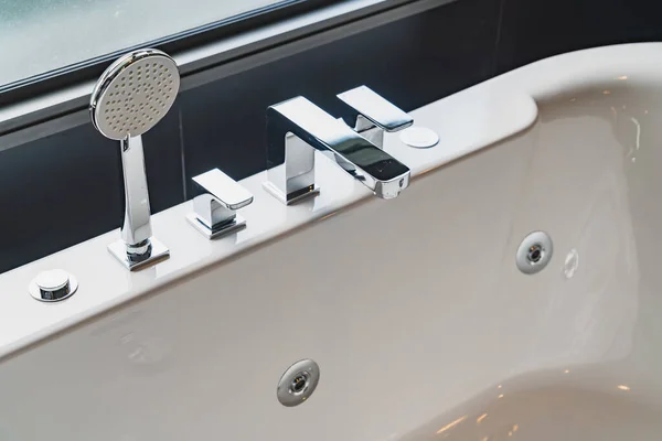 Modern Beyaz Banyo Küveti Evde Aromaterapi Ekipmanı Tasarım Dekorasyonu — Stok fotoğraf