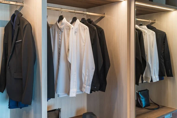 Moderne Garderobe Mit Kleidungsstücken Die Auf Schienen Hängen Modernes Einrichtungskonzept Stockfoto