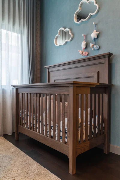 Gemütliches Baby Schlafzimmer Stil Mit Holz Babybett Inneneinrichtung Dekoration Stockbild