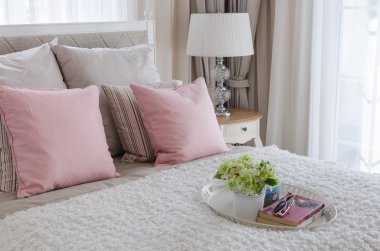 yatakta çiçek beyaz tepsi ile pembe yastık