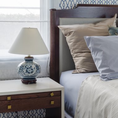 Çin lamba tarzı lüks yatak odasında masa tarafında