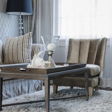 Klasik koltuk lüks oturma odasında ahşap masa ile