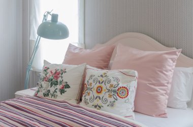 pembe yastık yatak yatak odasında