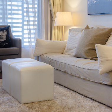 kanepe ve sandalye ile toprak tonlarda oturma odası 