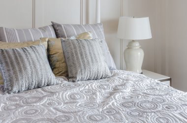 Luxury king size yataklı yatak evde beyaz lambalı