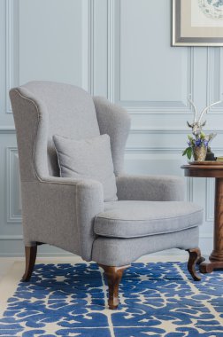 Klasik gri sandalye stil mavi desen halı evde