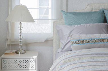 Beyaz masa lambası ile lüks yatak odası