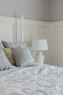 yastıklar üzerinde king size yataklı yatak odası