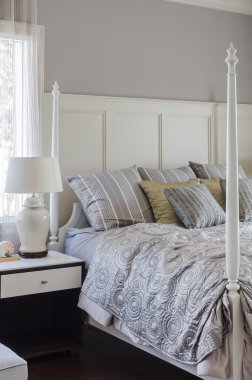 lüks yatak beyaz lamba ile