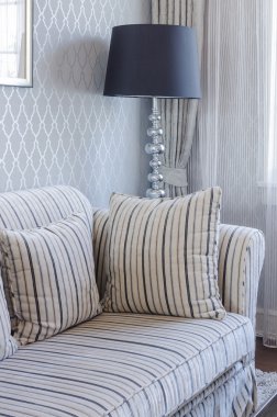 Klasik koltuk ve lüks oturma odası evde yastıklar