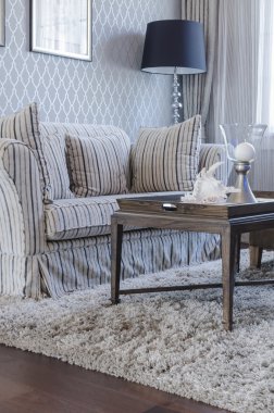 Klasik koltuk ve siyah lamba lüks oturma odası