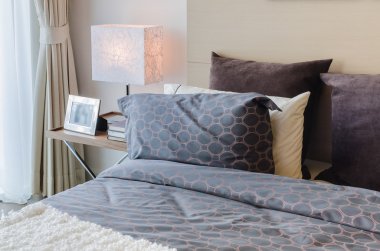 tablo üzerinde modern lamba ile modern yatak odası