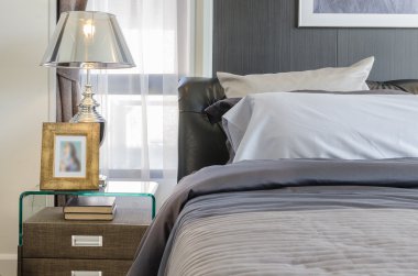 lüks lambası masada yatak odası