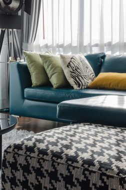 Yeşil kanepe yastık modern oturma odasında ile
