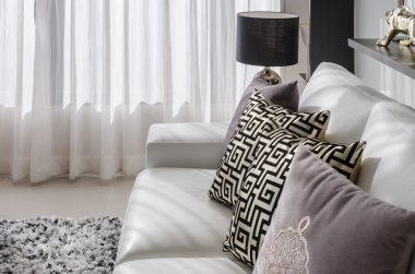 siyah lamba ve beyaz kanepe lüks oturma odası 