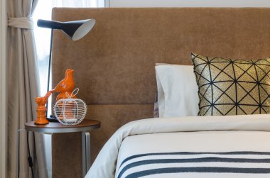 Yatak odasında lambalı Tek Kişilik Yatak