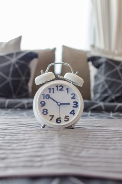 Beyaz modern çalar saat yatak odasında 