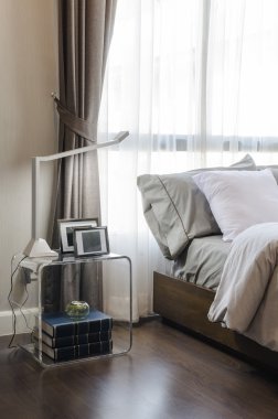 cam masa yatak üzerinde modern lamba