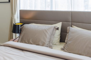 siyah lamba ile modern yatak odası