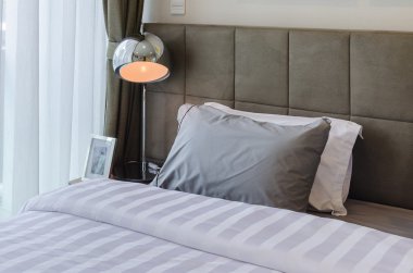 gri yastık yatak yatak odasında