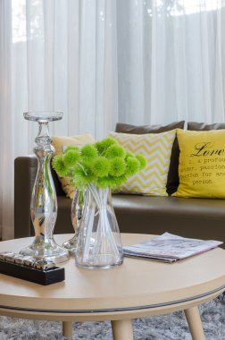 Modern oturma odası ile yuvarlak ahşap masa