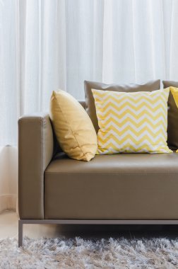 Modern kanepe oturma odasında yastık ile