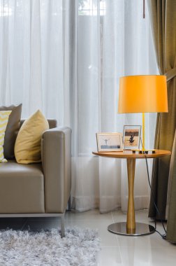 Sarı lamba ve çerçeveler yuvarlak ahşap tablo