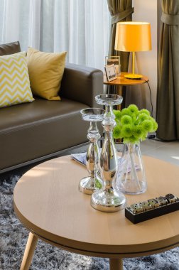 kahverengi kanepe oturma odasında ile ahşap yuvarlak masa 