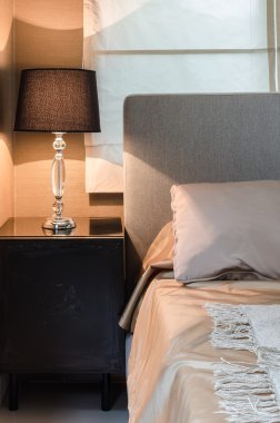 Yatak odasında ahşap masa lambası