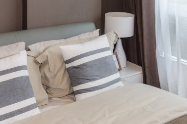 kahverengi duvar kağıdı ile modern yatak odası