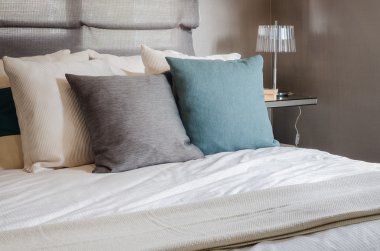 cam masa evde ile modern yatak odası