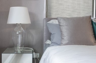 Beyaz lamba ile temiz modern yatak odası