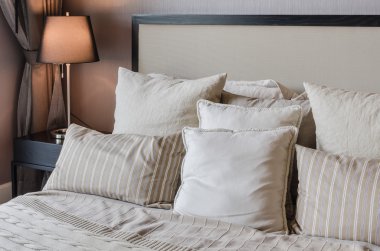 Masa lambası ile lüks yatak odası 