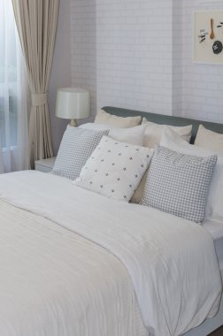 Beyaz modern tek yatak odalı evde