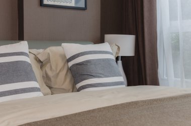 modern yatak odası dizayn kahverengi duvar kağıdı ile