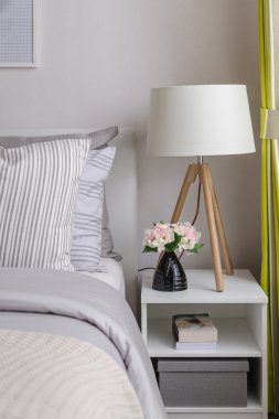 masada ahşap lambalı modern yatak odası