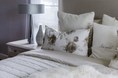 modern iç beyaz yatak odası