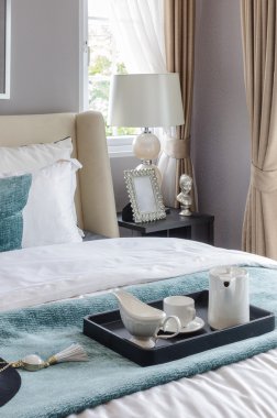 çay seti siyah tepsisi ile modern yatak odası